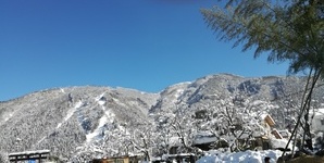 雪晴れの空の青さと山の白