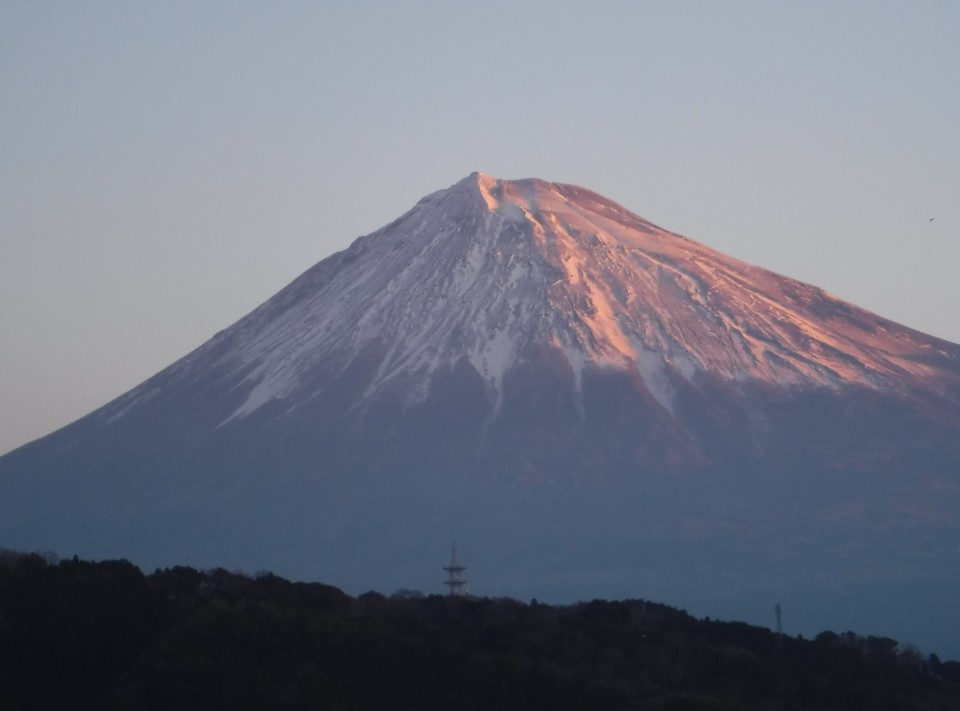 日の出待つ　富士のほっぺも　赤くなる