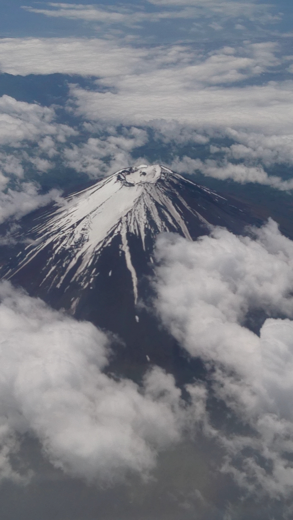 富士山を上から撮って満足げ
