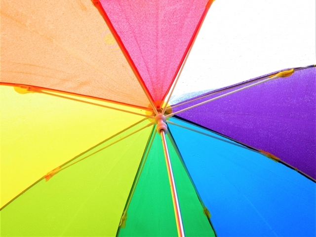 虹色の傘をさしたら空に虹
