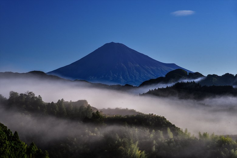 朝起きて　まず富士山に　あ、おはよう