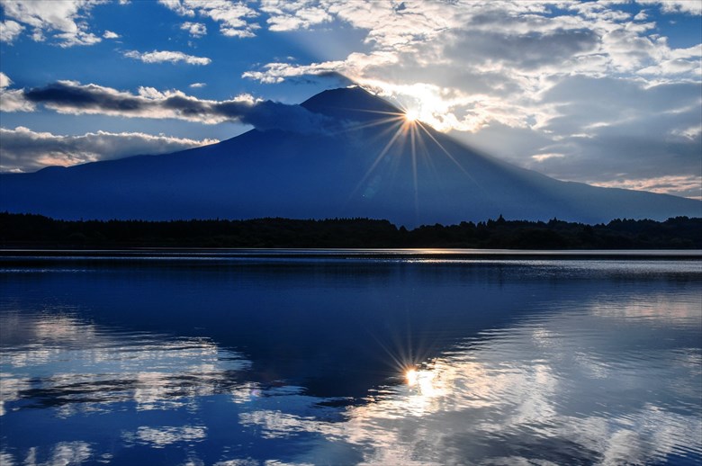 富士山が　湖面を覗き　薄化粧