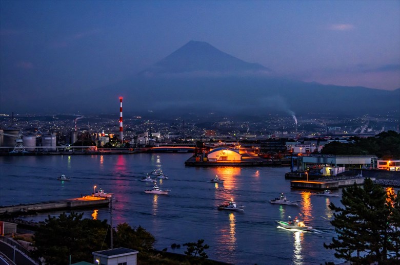 象徴の　富士のお山も　活火山